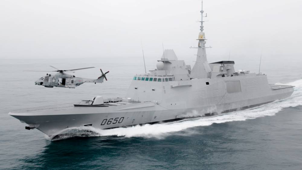 La FREMM “Aquitaine” et un Caïman Marine © Philip Plisson|inline